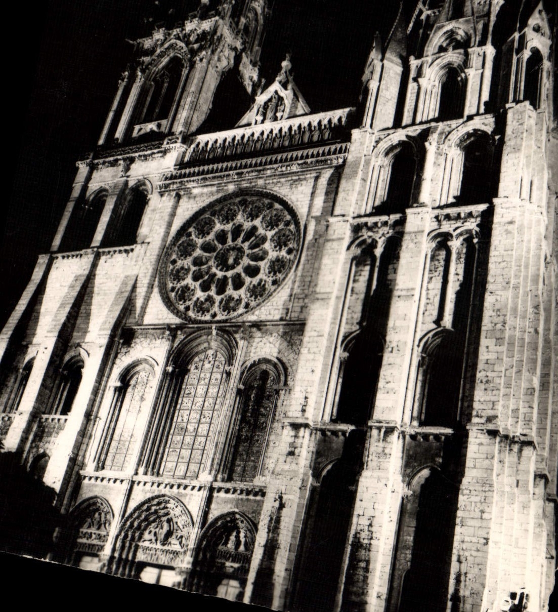 CPM Chartres E et L La Cathedrale Illuminee Facade 