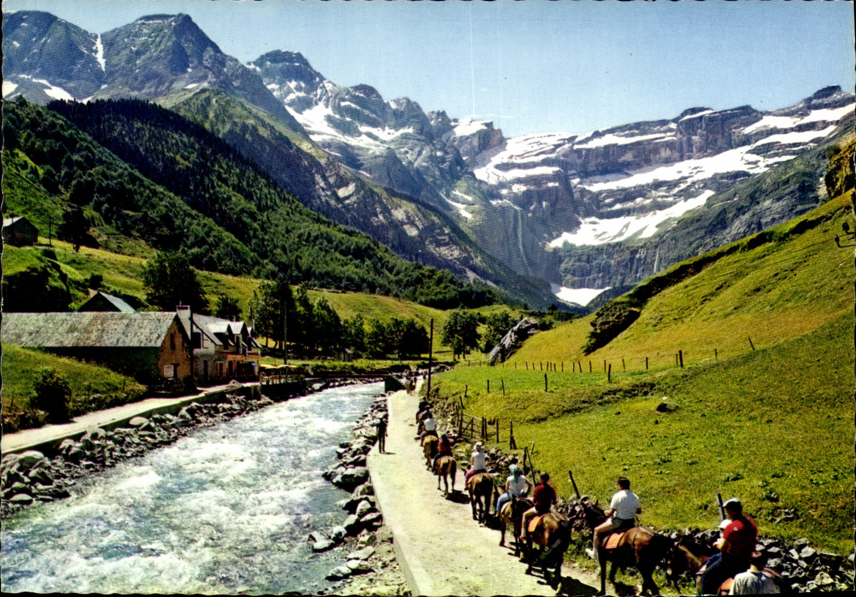 CPM Gavarnie Le Cirque le Gave et la Chaumiere 