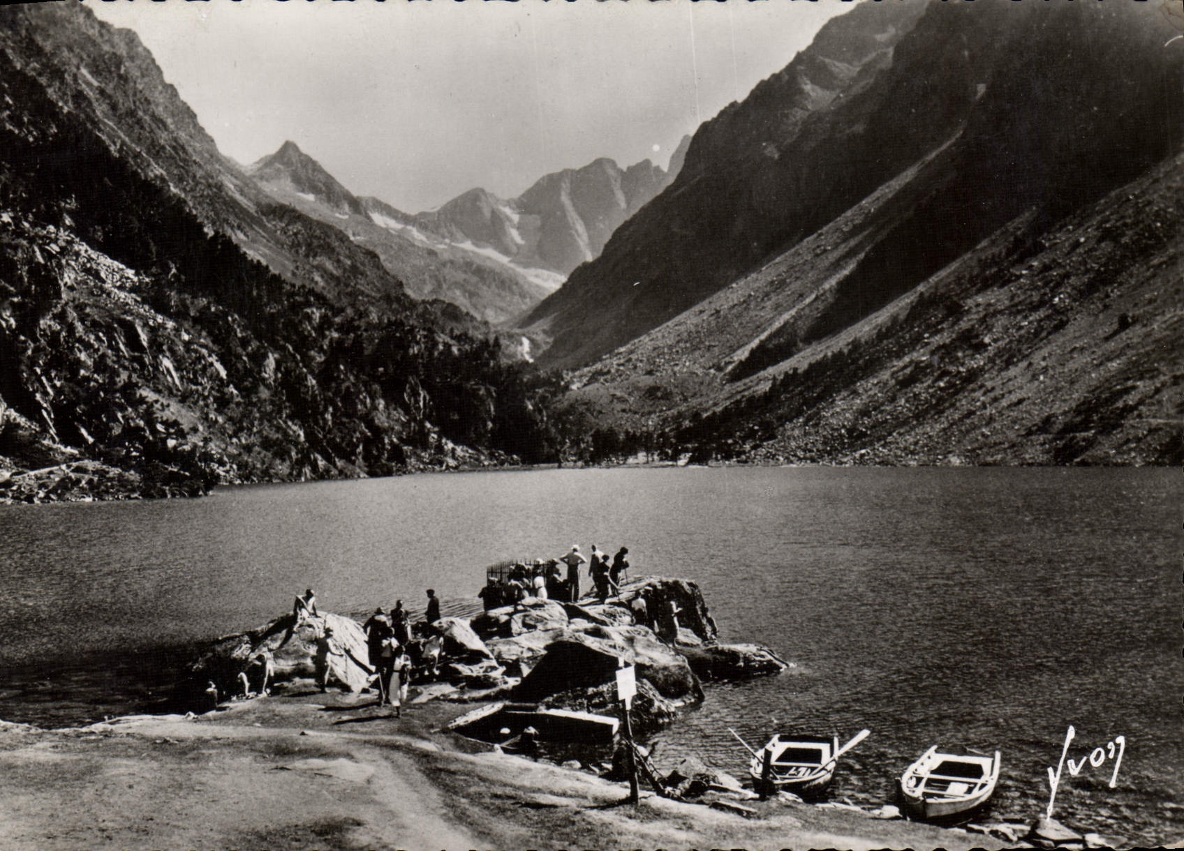 CPM Env de Cauterets Htes Pyrenees Le lac de gaune au fond pic de Vignemale 