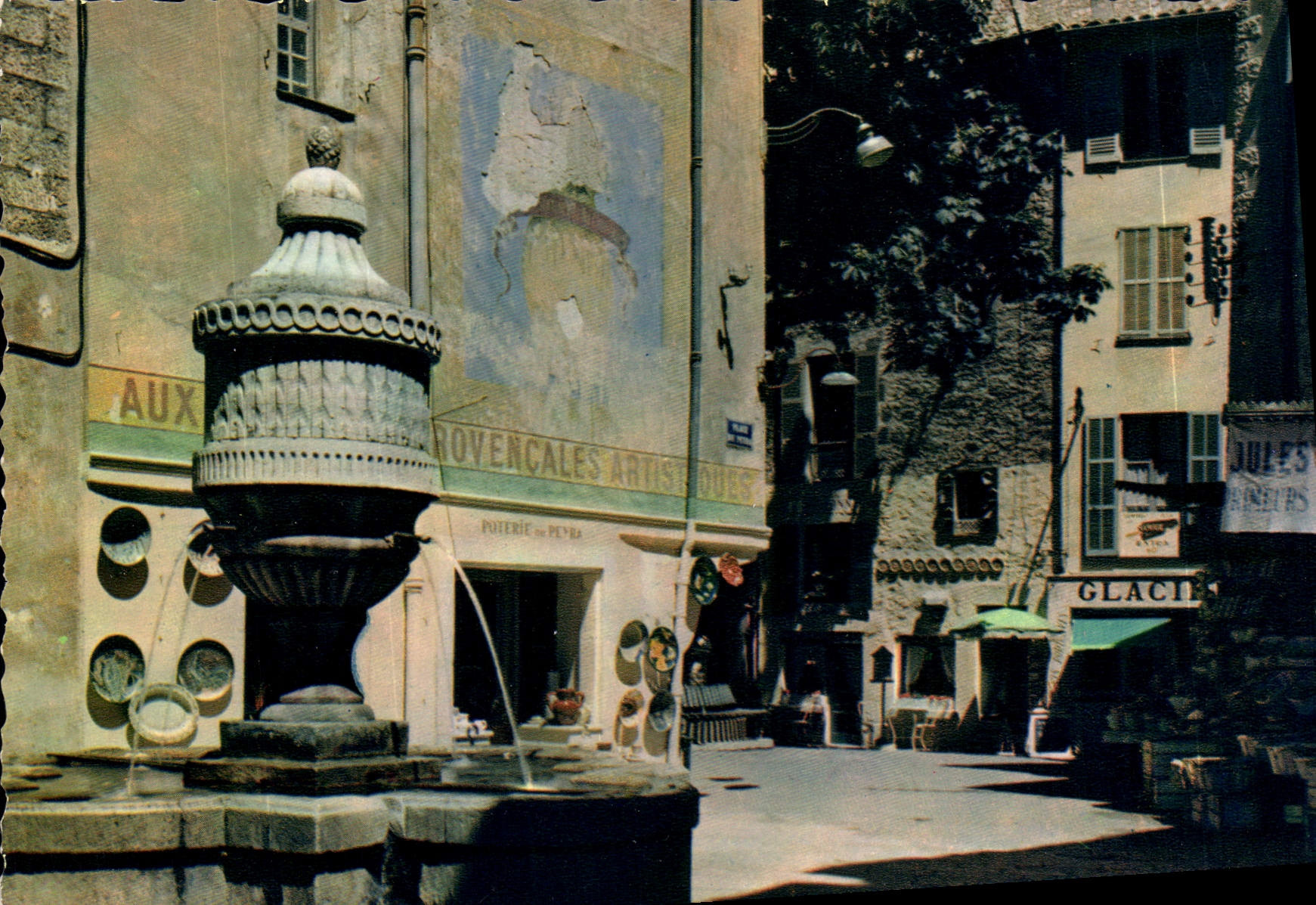 CPM Vence la Jolie La Place et la Fontaine du Peyra