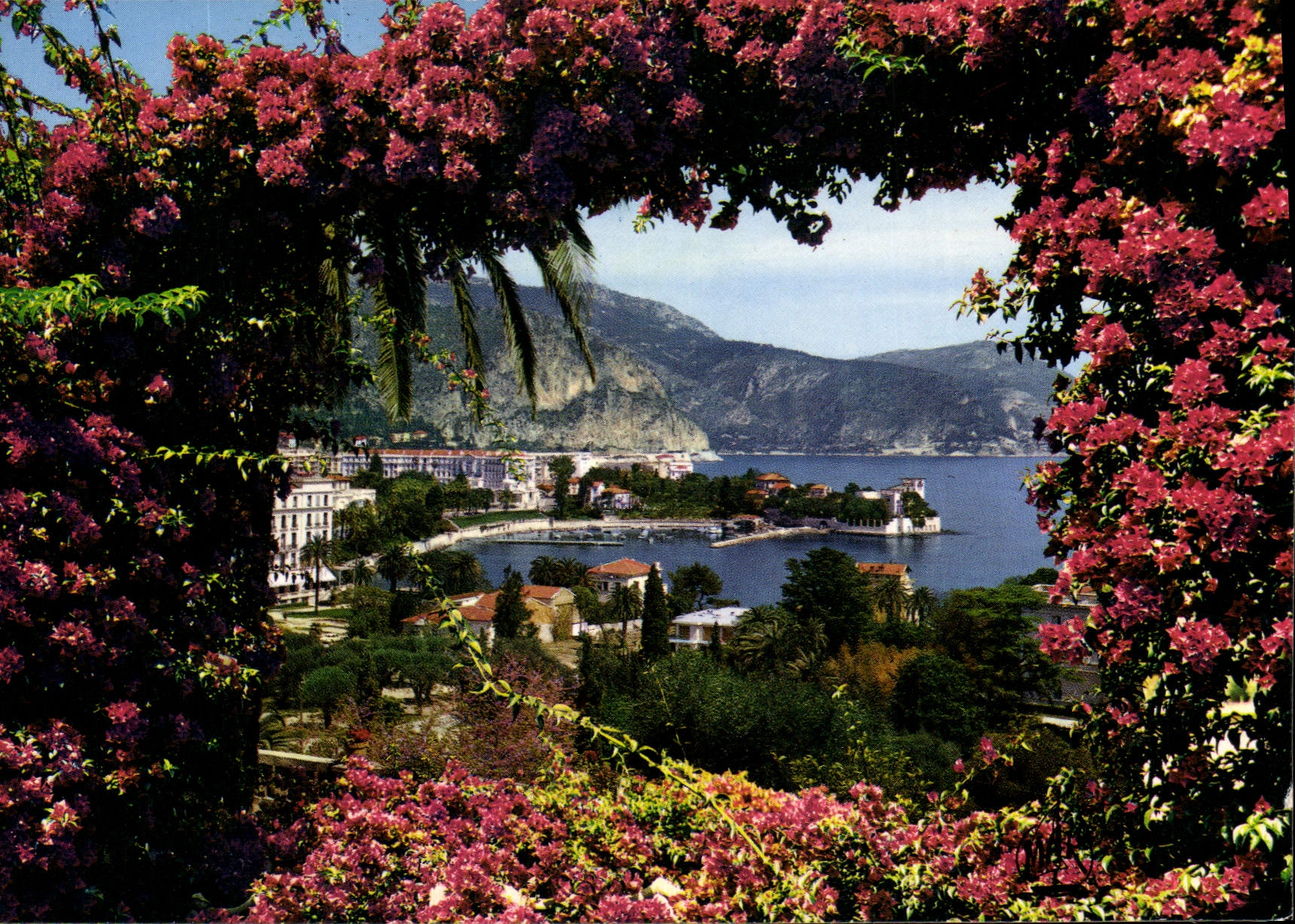 CPM La Cote d'Azur Beaulie sur Mer La Baie et la Villa Kerylos