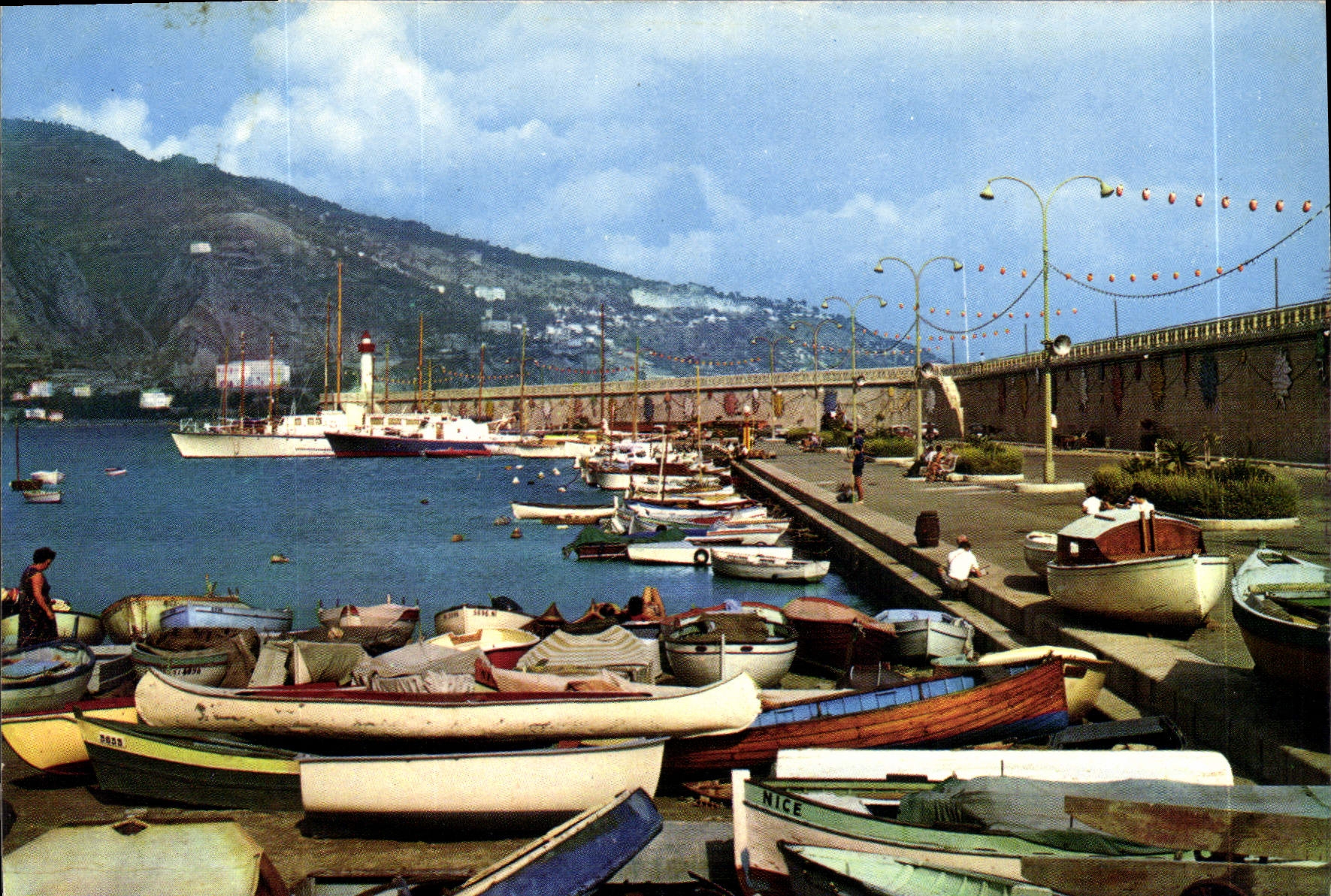 CPM Menton AM Le port Au fond la frontiere et l'Italie 