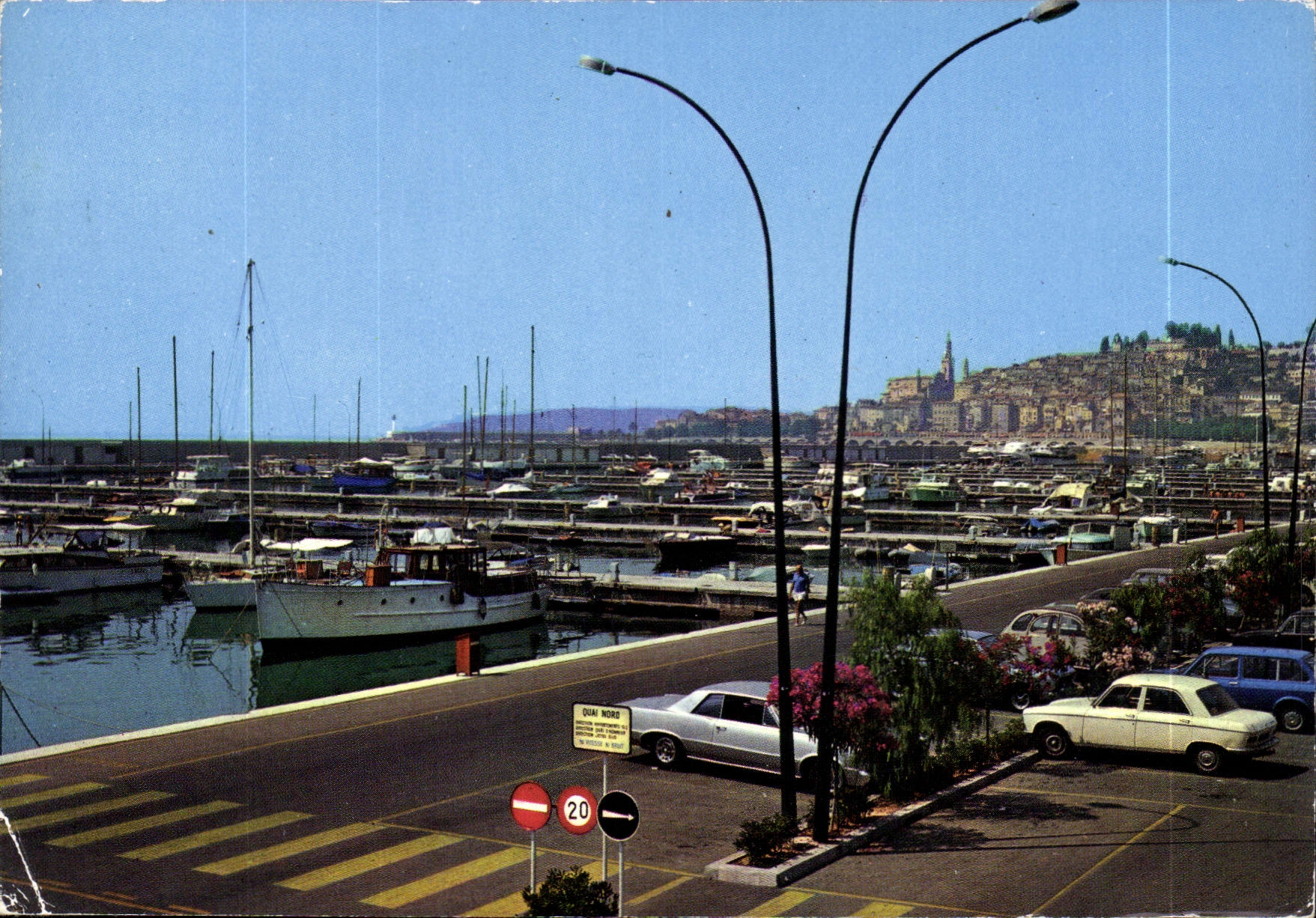 CPM Menton AM Le nouveau port de plaisance de Garavan Au fond le Vieux Menton 
