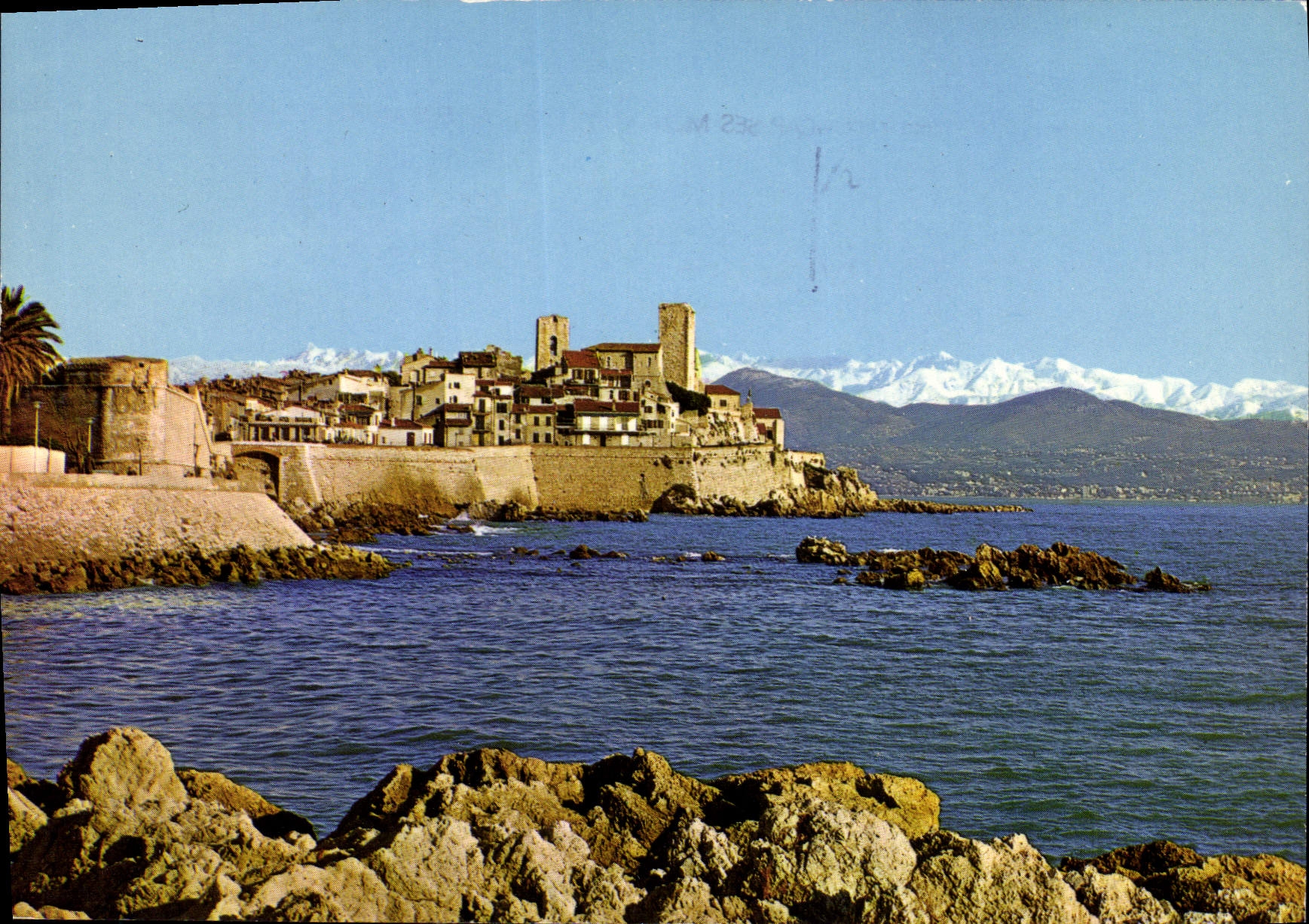CPM Antibes Ses Remparts dans le fond la Chaine des Alpes