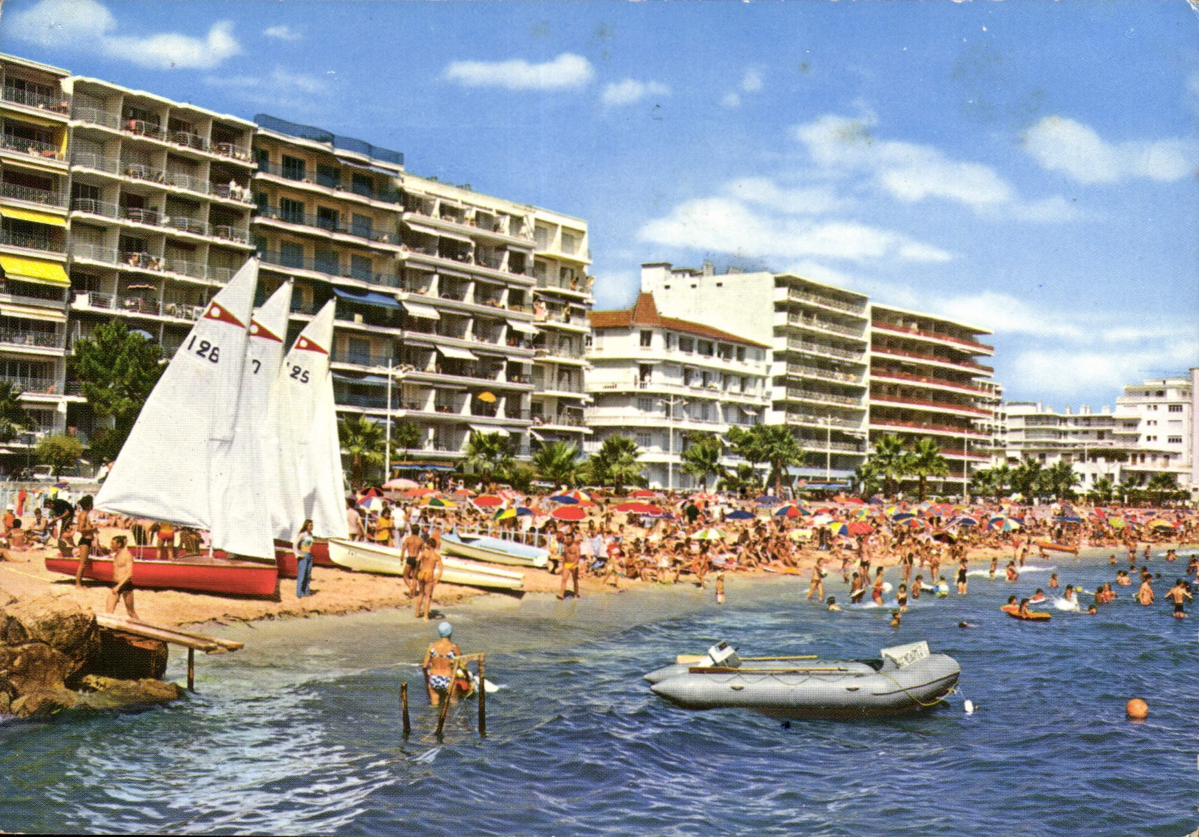 CPM Juan les Pins Une partie des Plages L'Ecole de Voile 