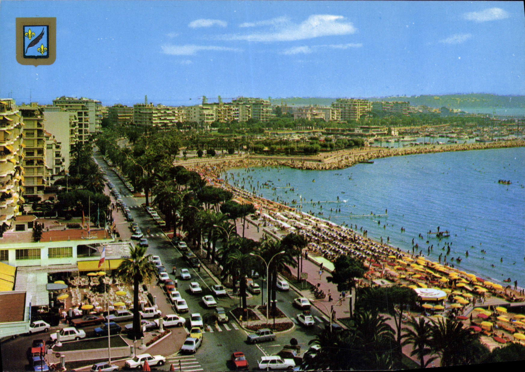 CPM Cannes La Croisette et ses plages dans le fond les Jardins et une partie du Port Pierre Canto