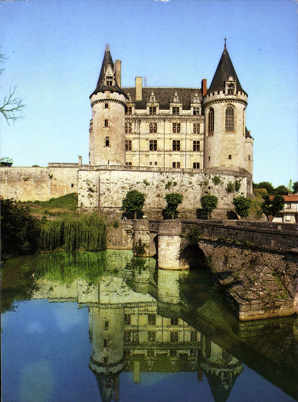 CPM La Rochefoucauld Charente Le Chateau flanque de tours aux angles et dont les cotes correspondent