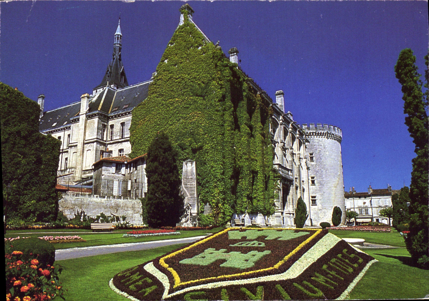 CPM Charente Angouleme L'Hotel de Ville et le square J Kennedy 