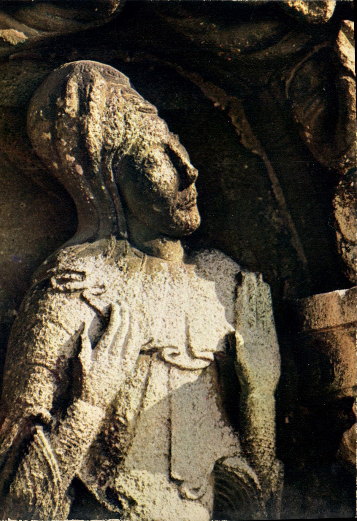 CPM Angouleme Charente Cathedrale Saint Pierre XII siecle Detail de la facade La Vierge Contemple le