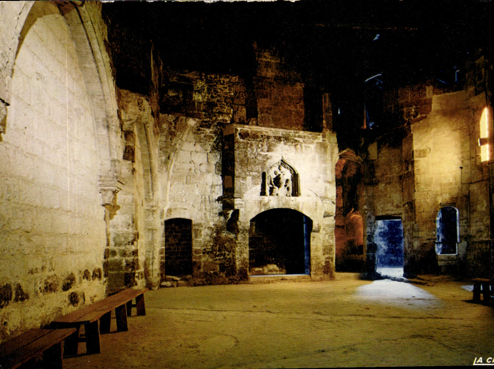 CPM Cognac Charente Chateau de Cognac Ets Cognac Otard Salle au Casque