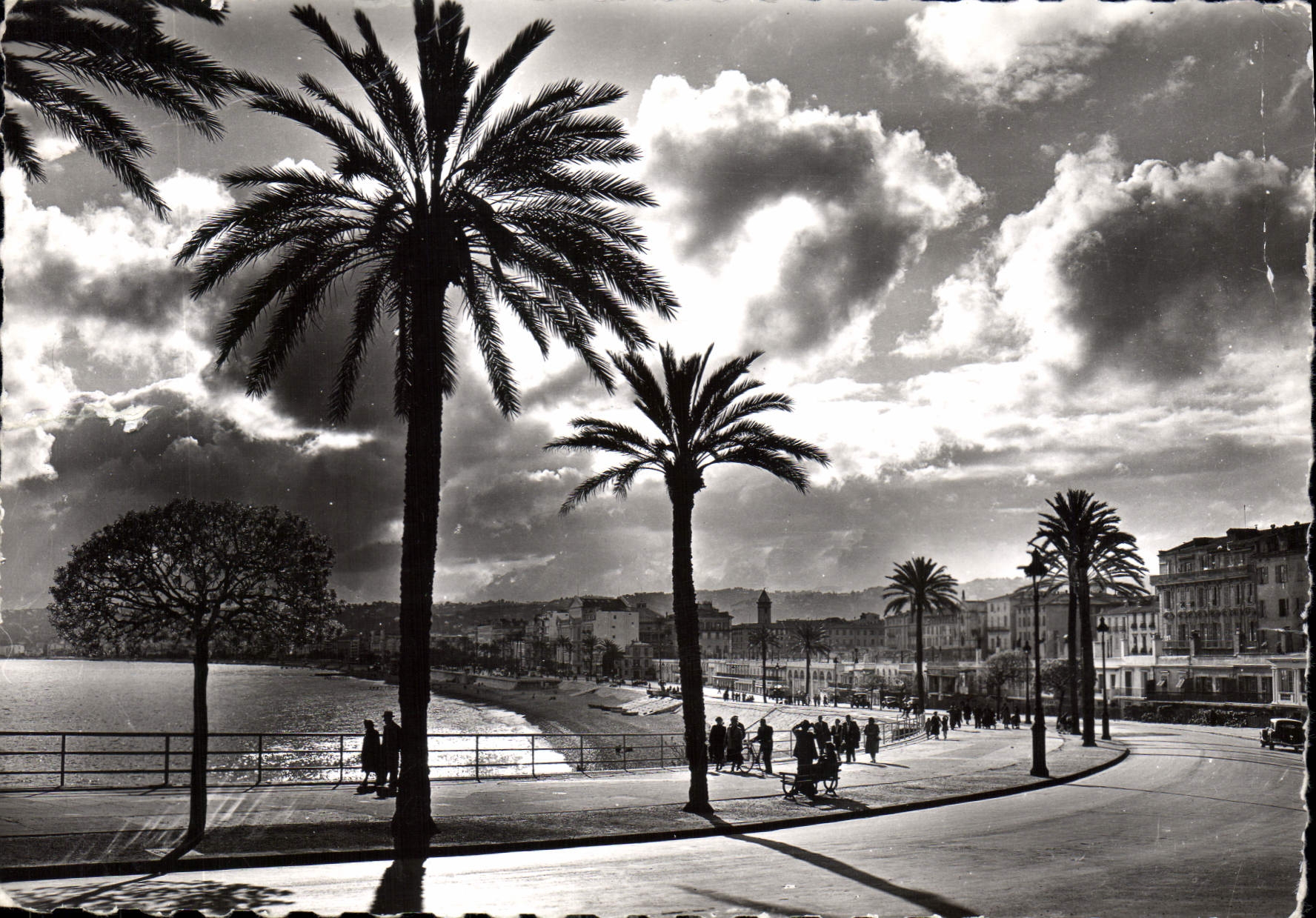 CPM Nice Coucher de soleil sur la baie des Anges