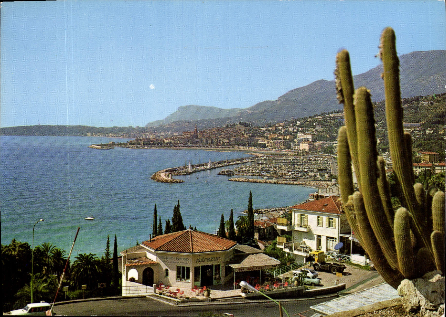 CPM Menton Vue generale sur le Nouveau Port et la Vieille prise de la Frontiere Franco Italienne