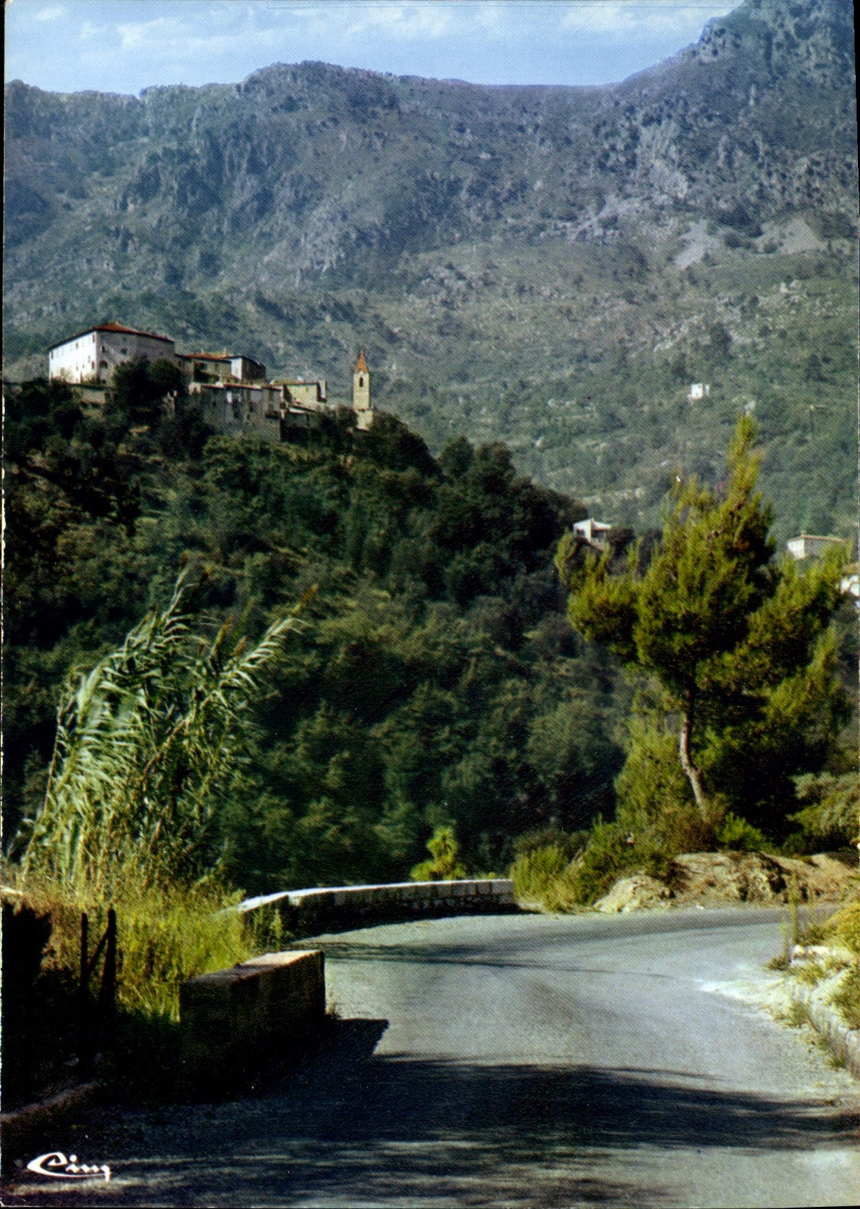 CPM Gorbio Vue sur le bourg Au fond Pas des Cabanelles