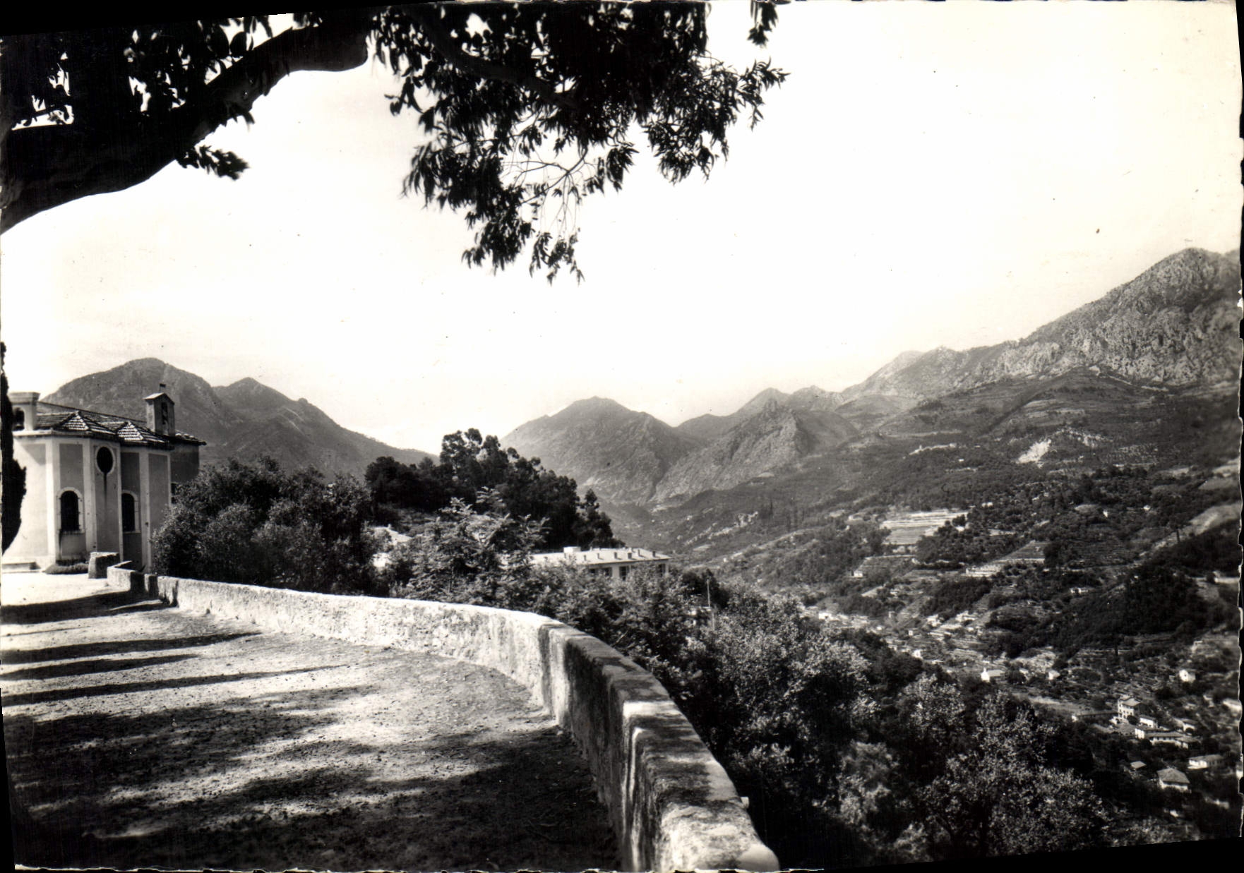 CPM Menton N D de l'Annonciade Le Monastere et les Montagnes