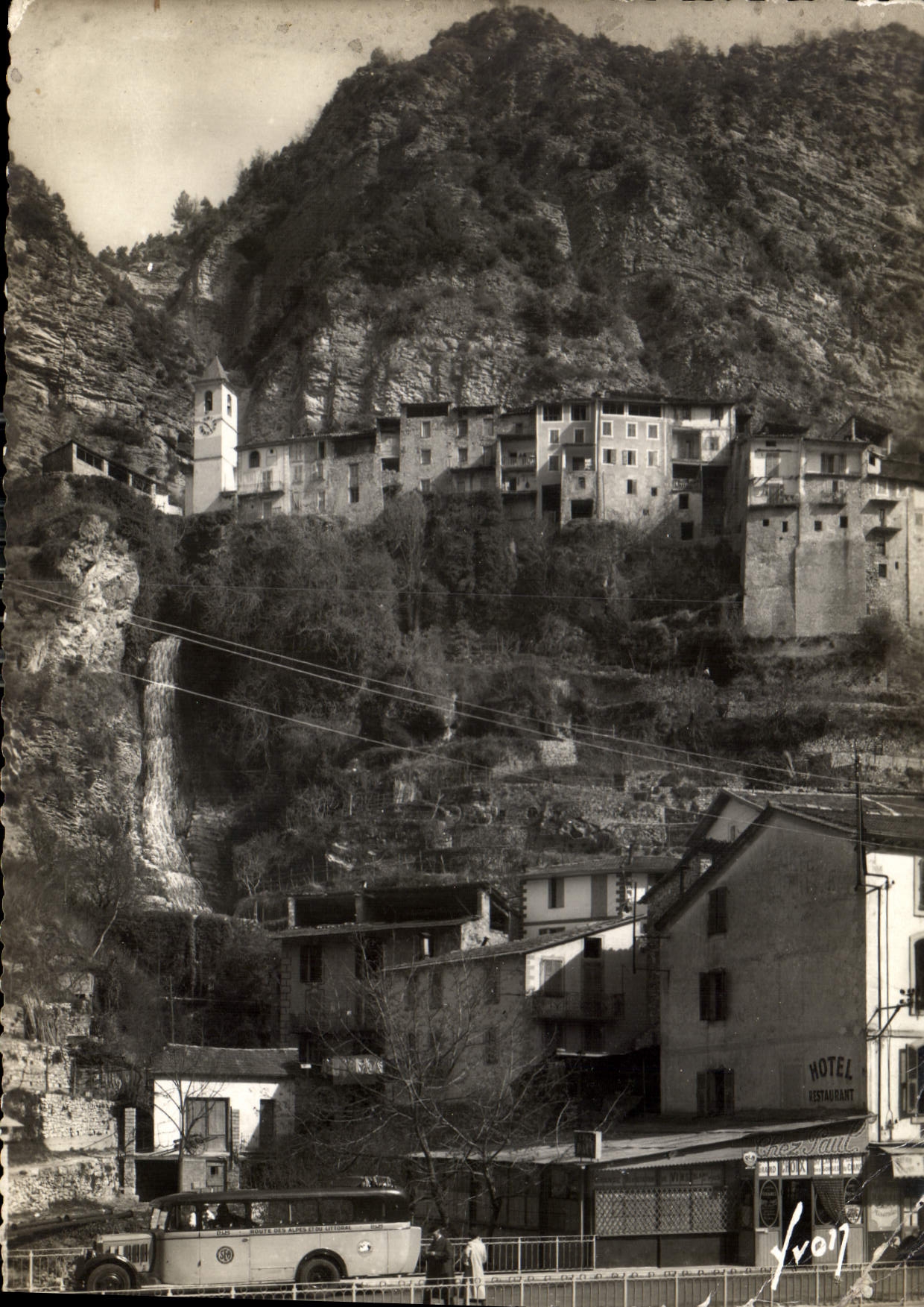 CPM Tout sur Var Alpes Mmes Le vieux village a flanc de montagne 
