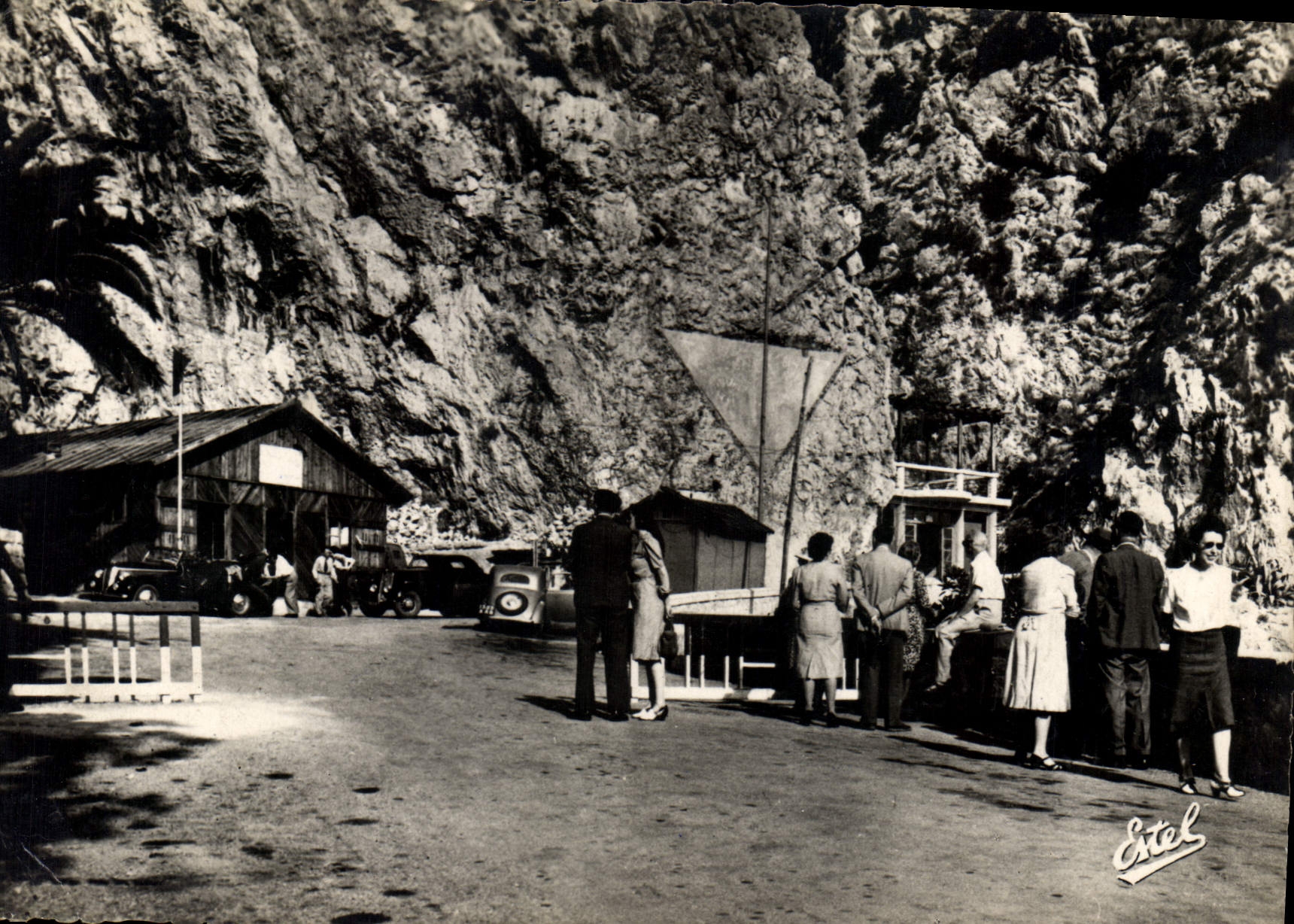 CPM Menton La Frontiere Italiene Les douanes francaises