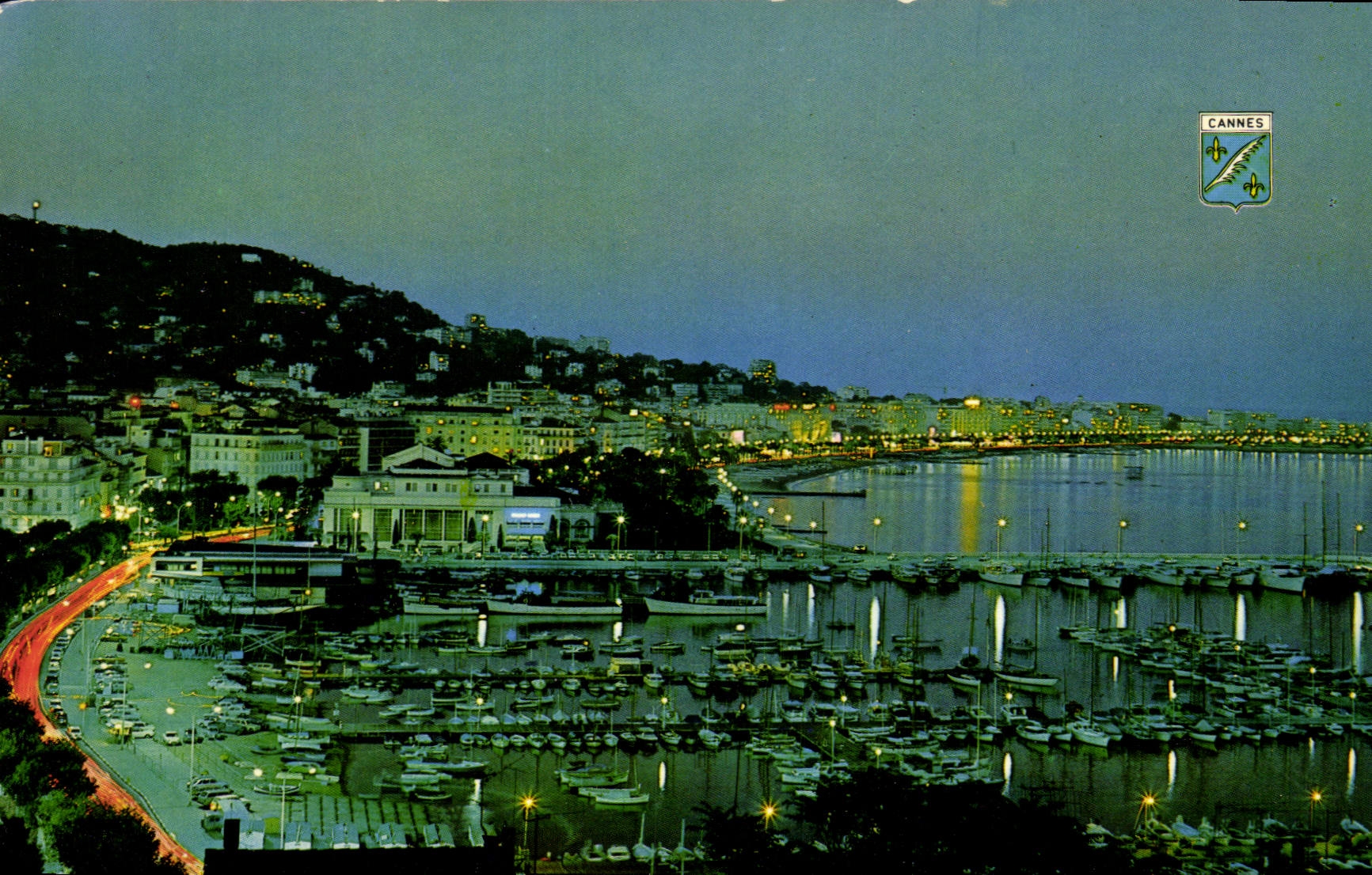 CPM Cannes Cote d'Azur Vue generale sur le vieux port et la Croisette 