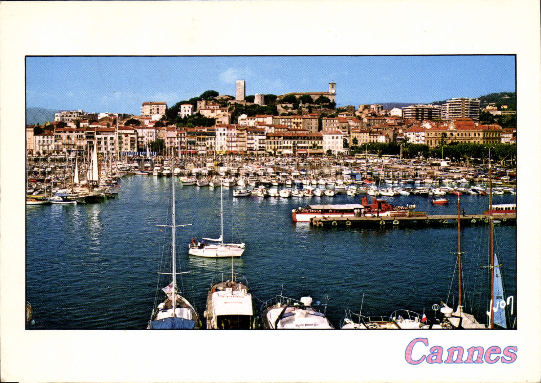 CPM La Cote d'Azur Cannes Alpes Maritimes Le Vieux Port domine par le Suquet 
