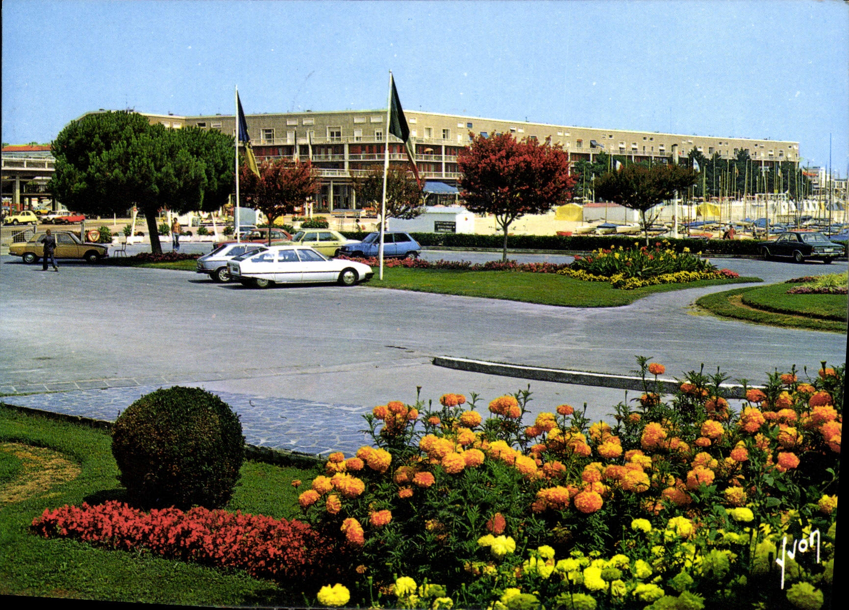 CPM La Cote de Beaute Royan Charente Maritime Les Jardins du Casino et a droite Le Parc a Voiliers 