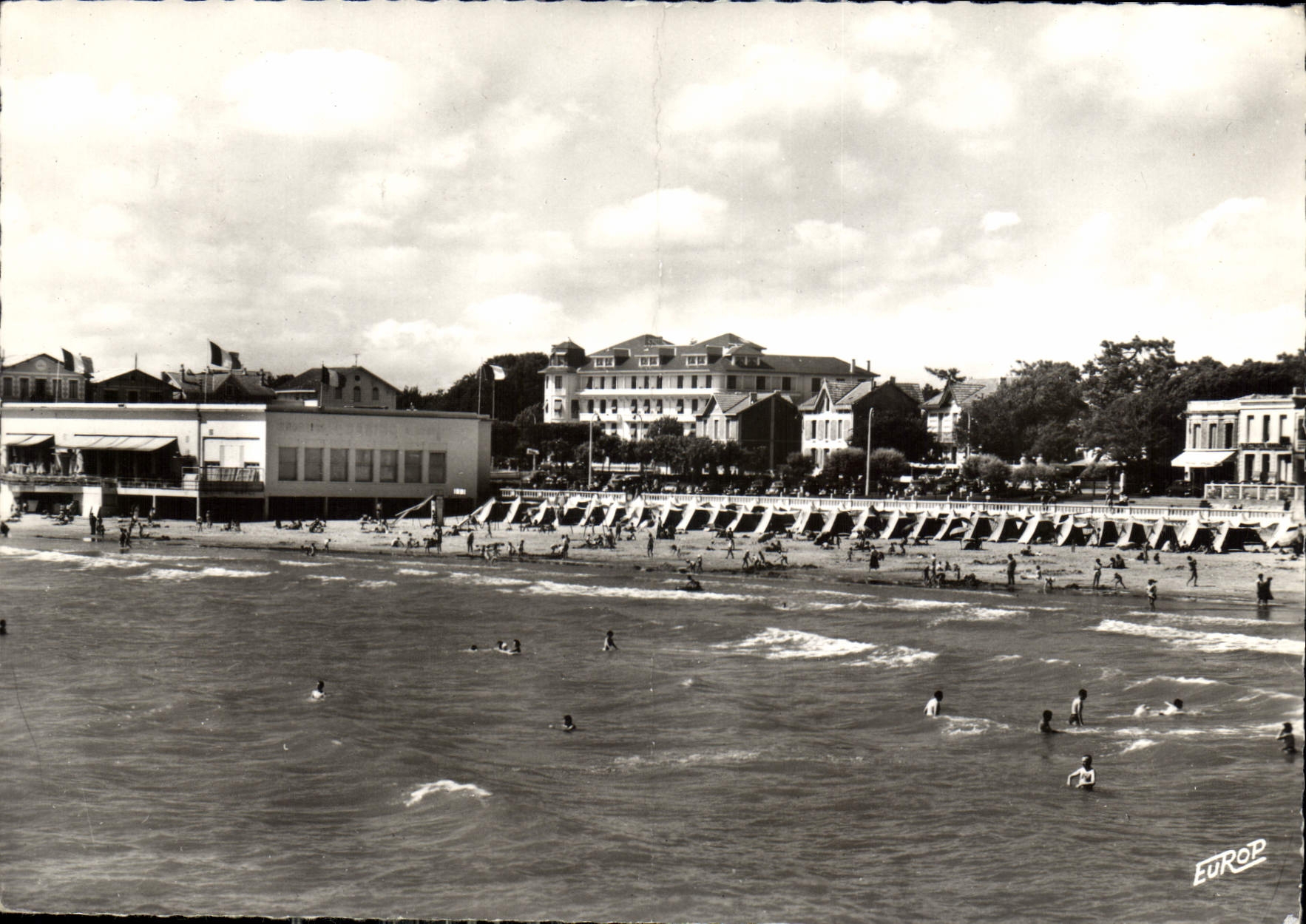 CPM Pontaillac Ch Mme La Plage et le Casino 
