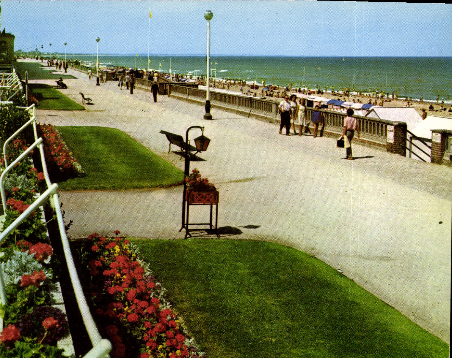 CPM La Cote Cabourg Calvados la Promenade et la Plage