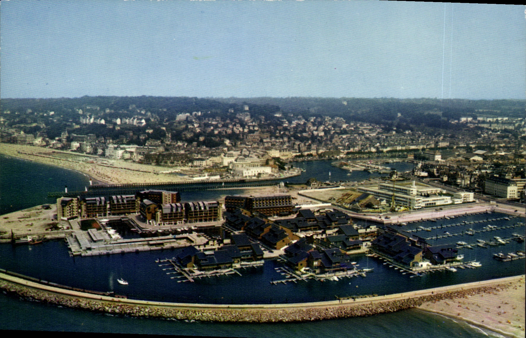 CPM La Cote Fleurie Deauville Calvados La Plage fleurie vue generale des Marinas 
