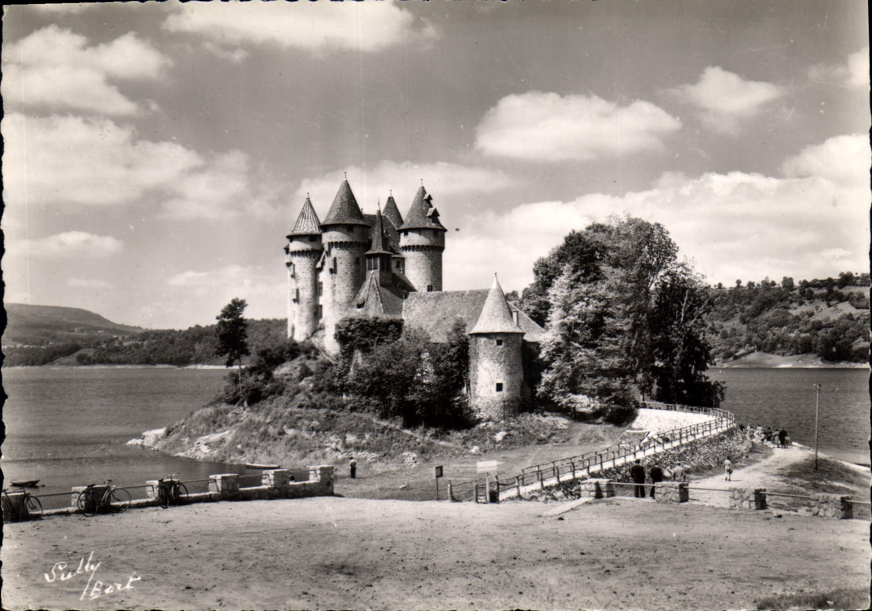 CPM Le Chateau de Val vu de la route pres Lanobre Cantal 