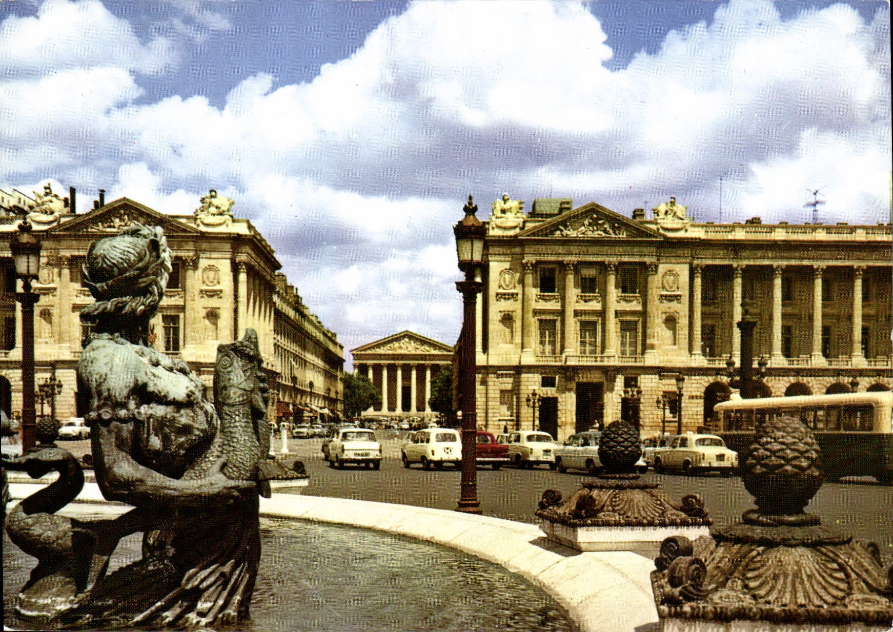 CPM La Place de la Concorde et la Madeleine 