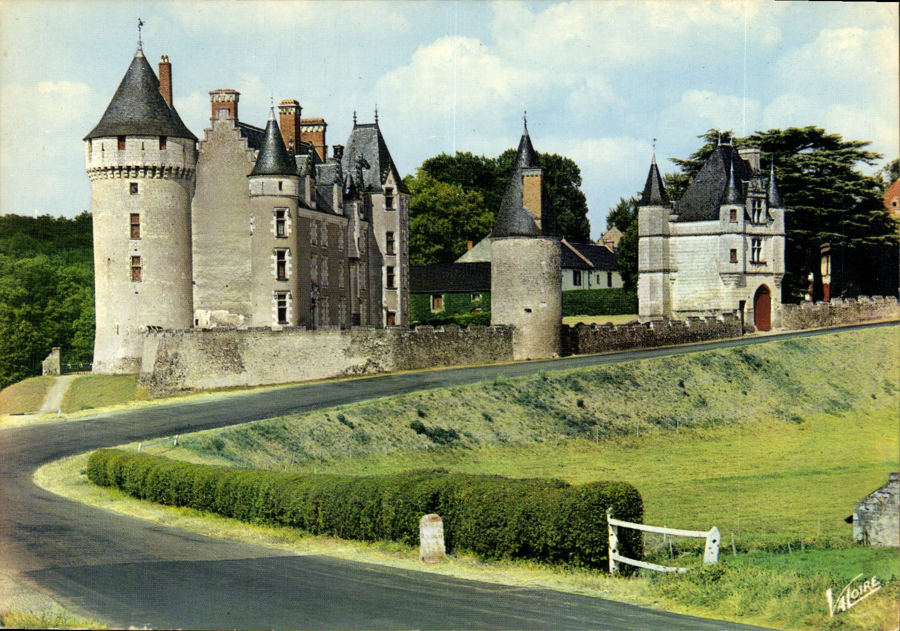 CPM En Touraine Montpoupon Le Chateau 