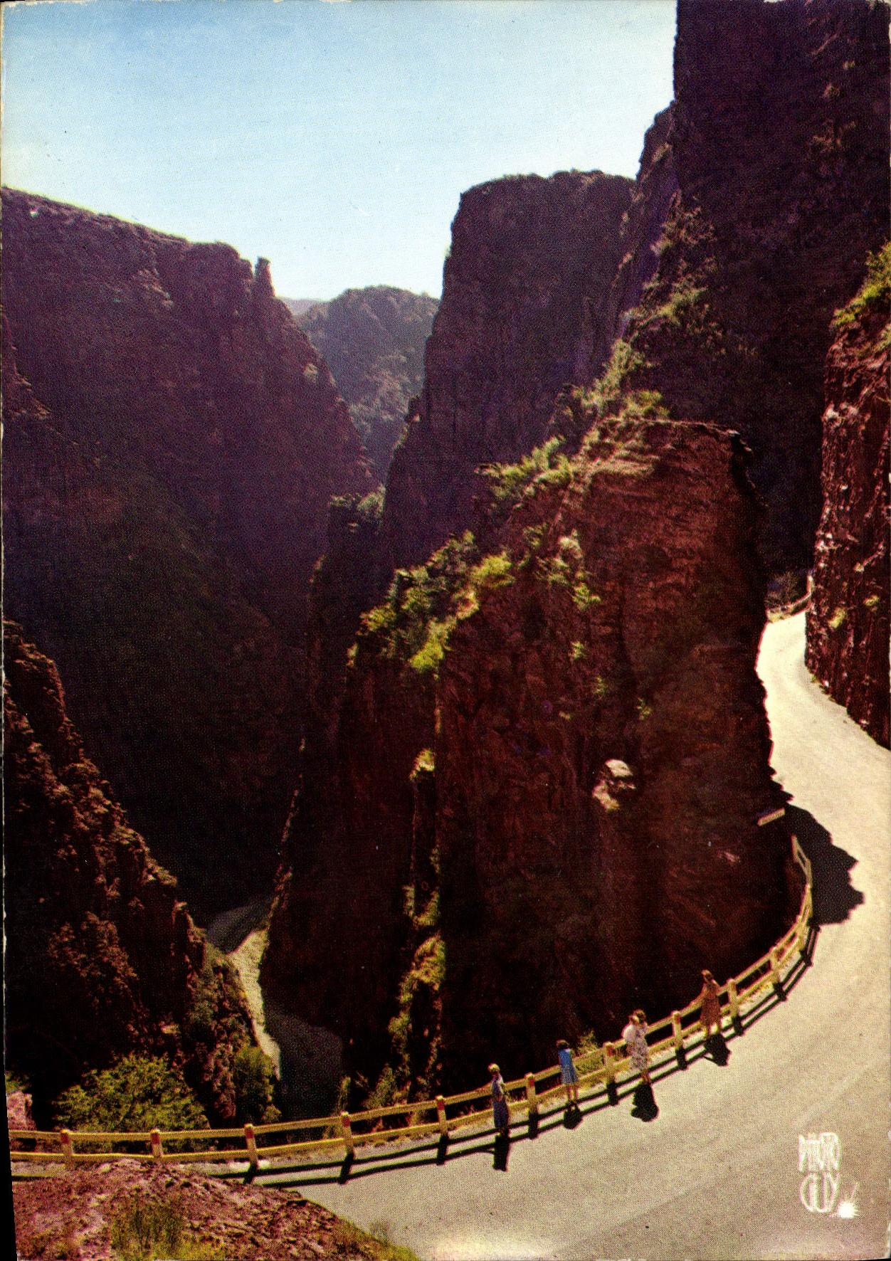 CPM Paysages de France Gorges de Daluis Alpes Maritimes Taillees dans les schistes rouges ces Gorges