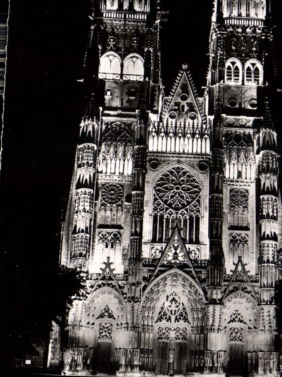 CPM En Touraine la Cathedrale de Tours Illuminee 