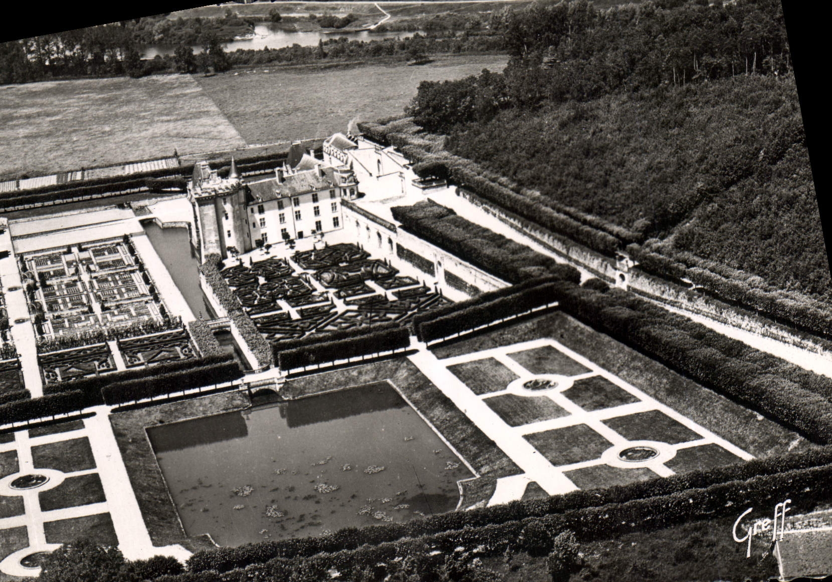 CPM En Touraine Villandry Indre et Loire vue aerienne le Chateau et les jardin 