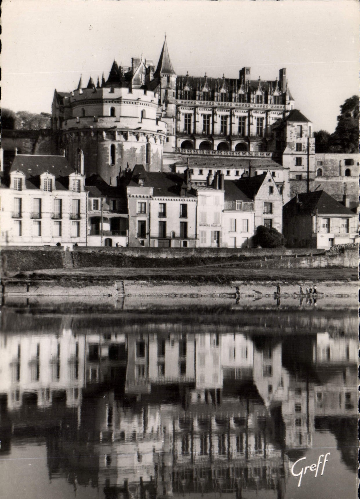 CPM En Touraine les Chateaux de la Loire Amboise I et L le Chateau vu des Bords de la Loire