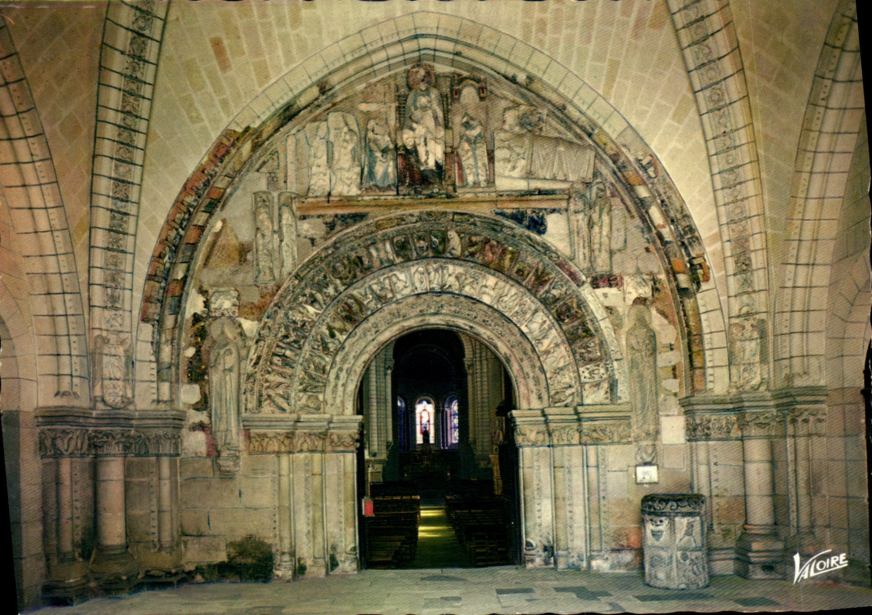 CPM Les Merveilles du Val de Loire Loches Indre et Loire le Porche Roman de l'eglise Saint Ours XII