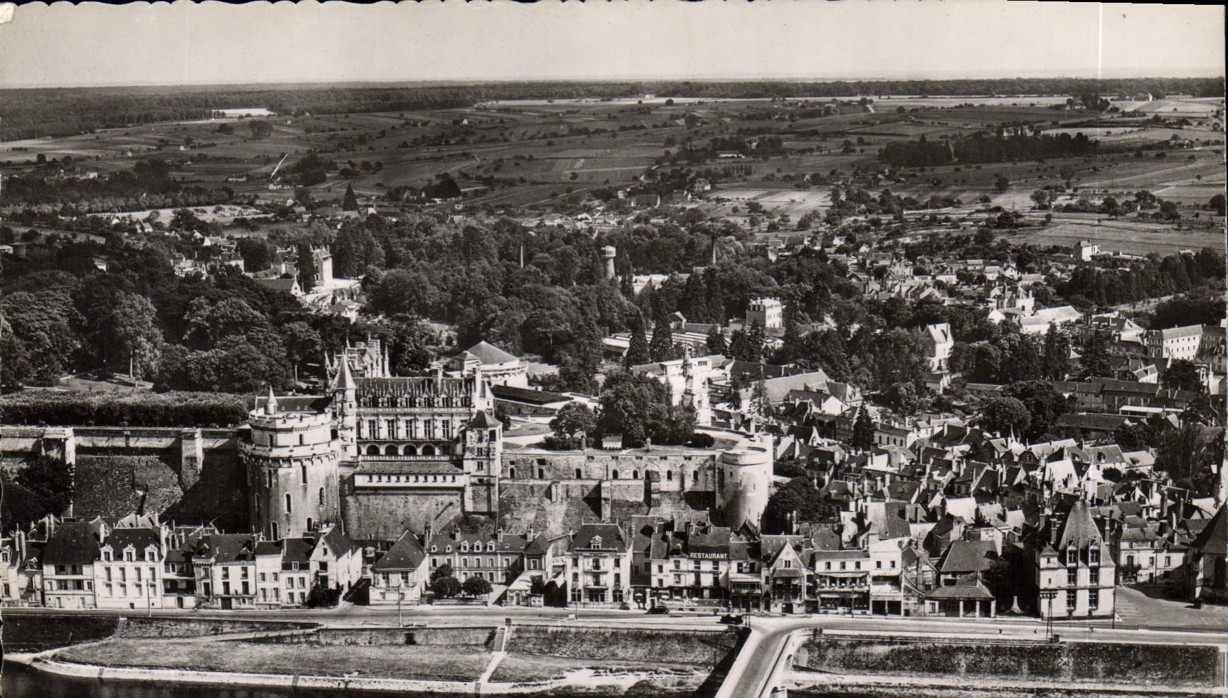 CPM En Avion au dessus des Chateaux de la Loire Amboise I et L