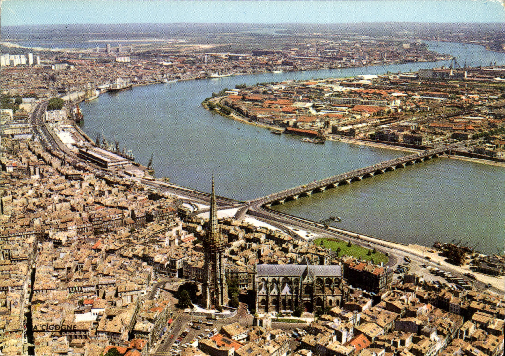 CPM Bordeaux Gironde vue sur la Tour St Michel et la Garonne Pilote Operateur M le Collen