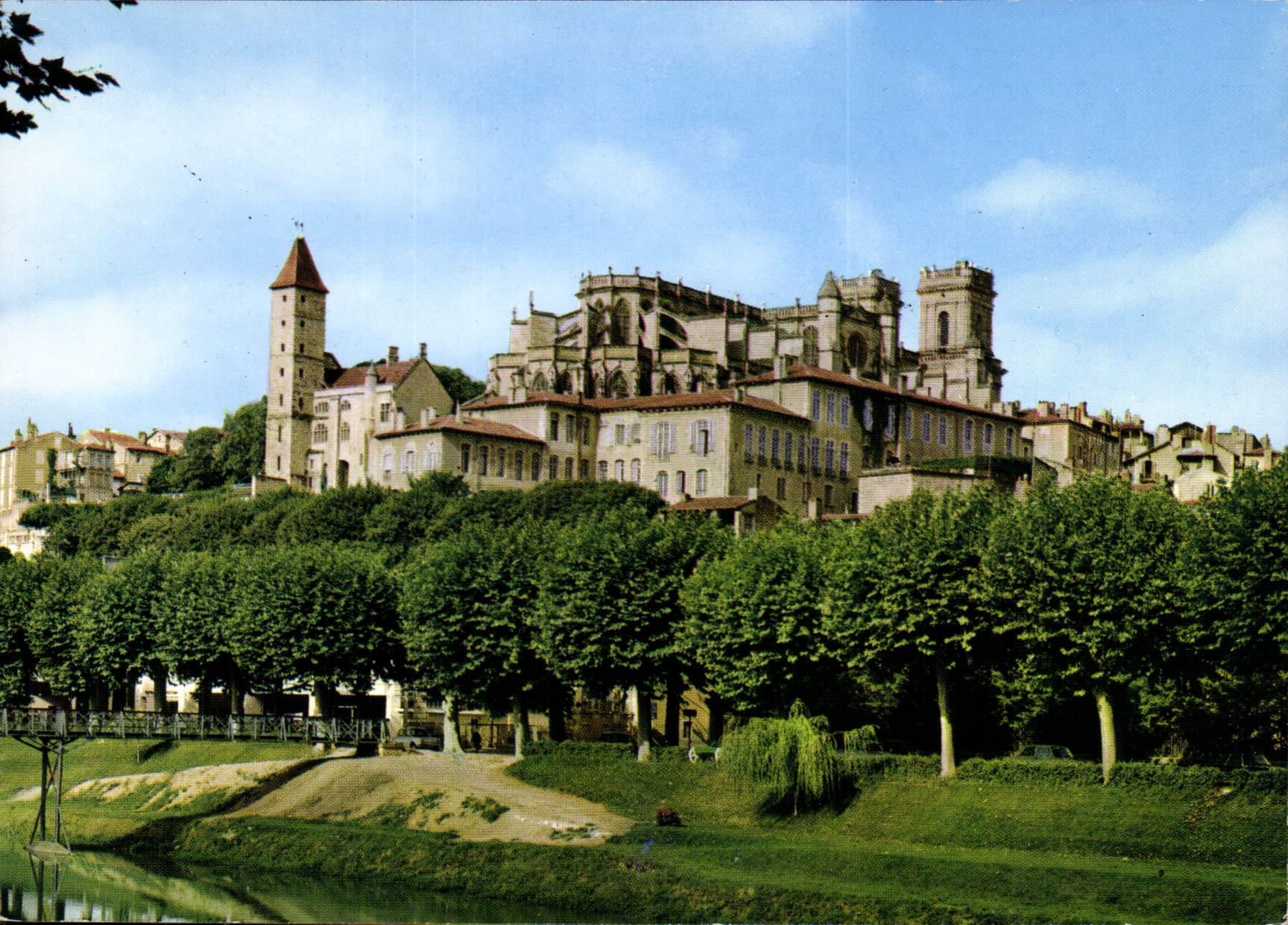CPM Auch Gers la Basilique Ste Marie et la Tour d'Armagnac vue prise des bords du Gers