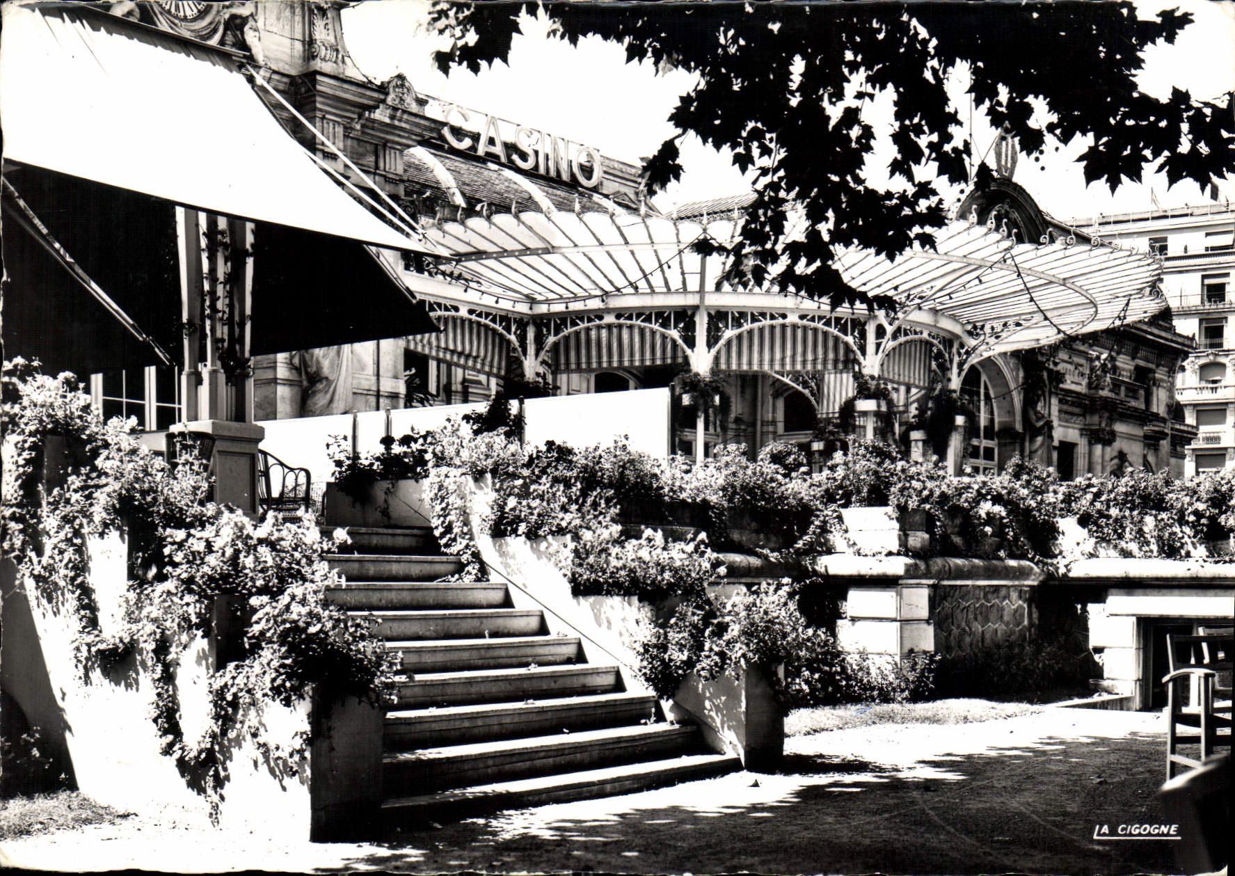 CPM Vichy Allier Reine des Vil'es d'eau le Grand Casino la Potiniere 