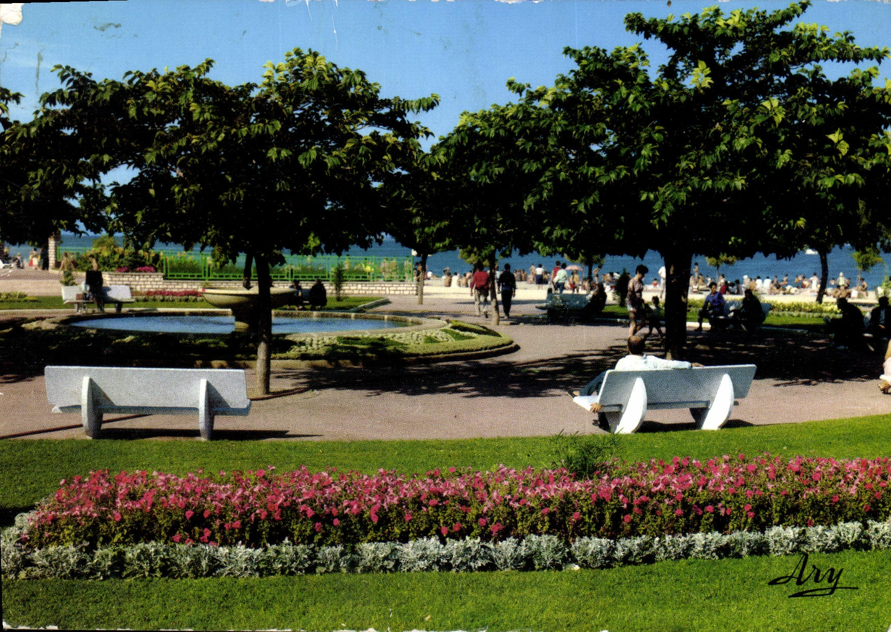 CPM Martigues la Venise Provencale le Jardin et la Plage 