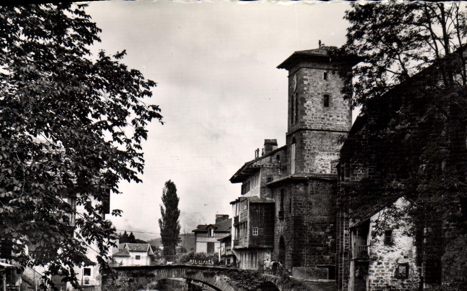 CPM Saint Jean Pied de Port B Pyr le Vieux Pont et l'eglise