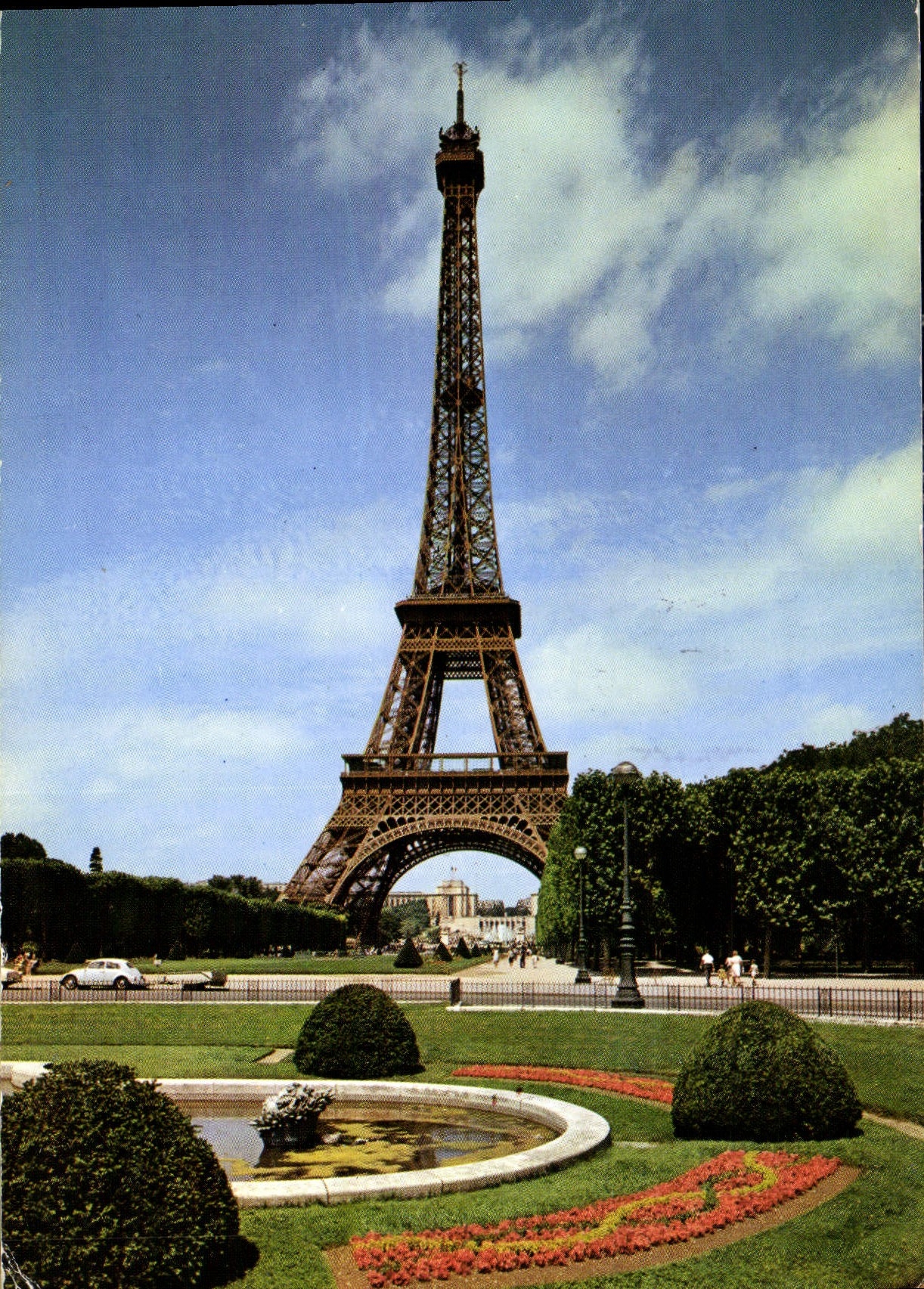 CPM Paris la tour Eiffel et le Champ de Mars 
