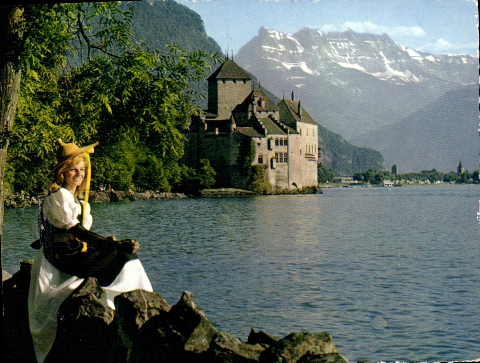 CPM Lac Leman Montreusienne en costume et le Chateau de Chillon