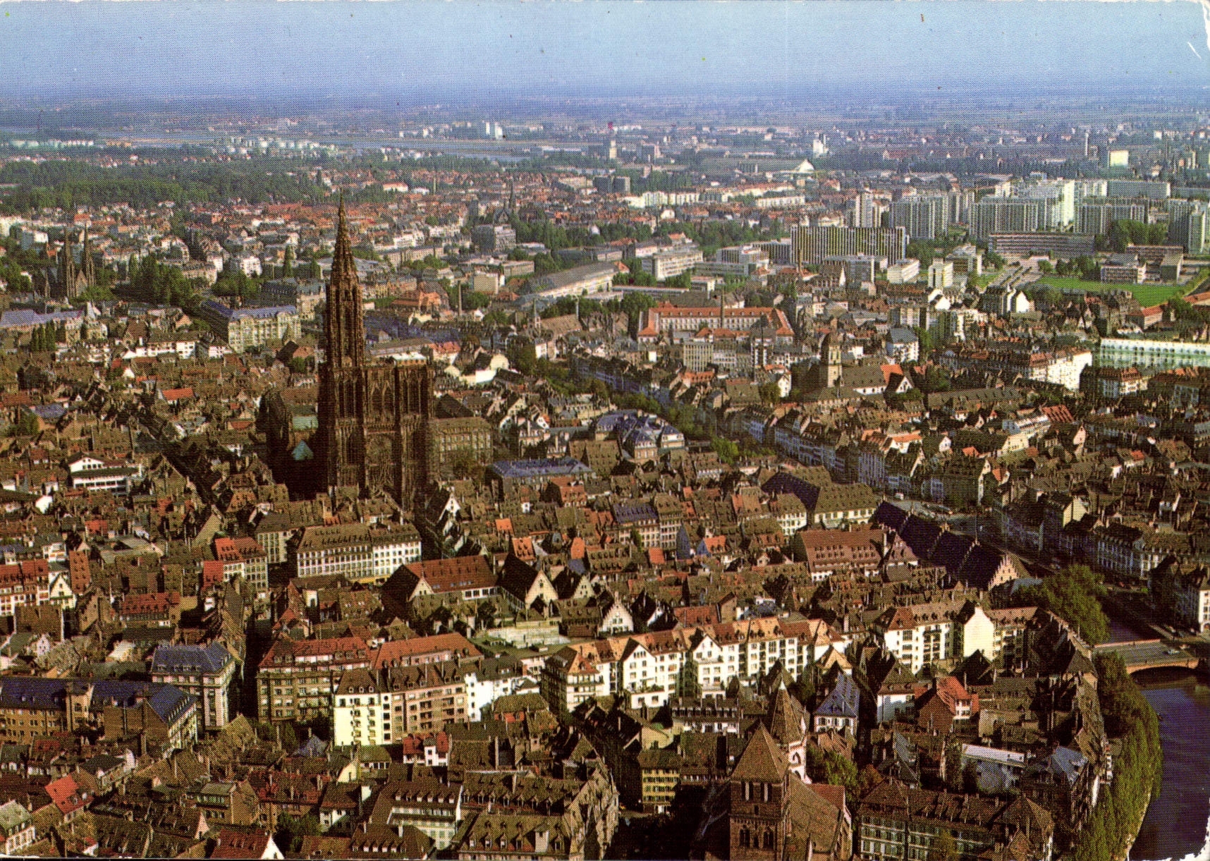 CPM Strasbourg Bas Rhin la Cathedrale XIII S dominant les vieux toits de tuiles du centre ville 