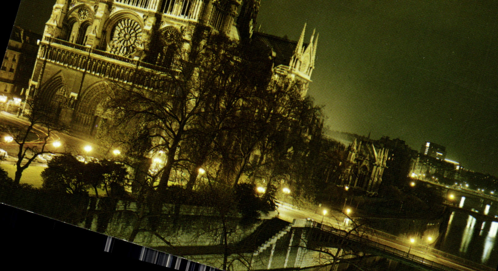 CPM Paris la nuit la Cathedrale Notre Dame de Paris Illuminee 