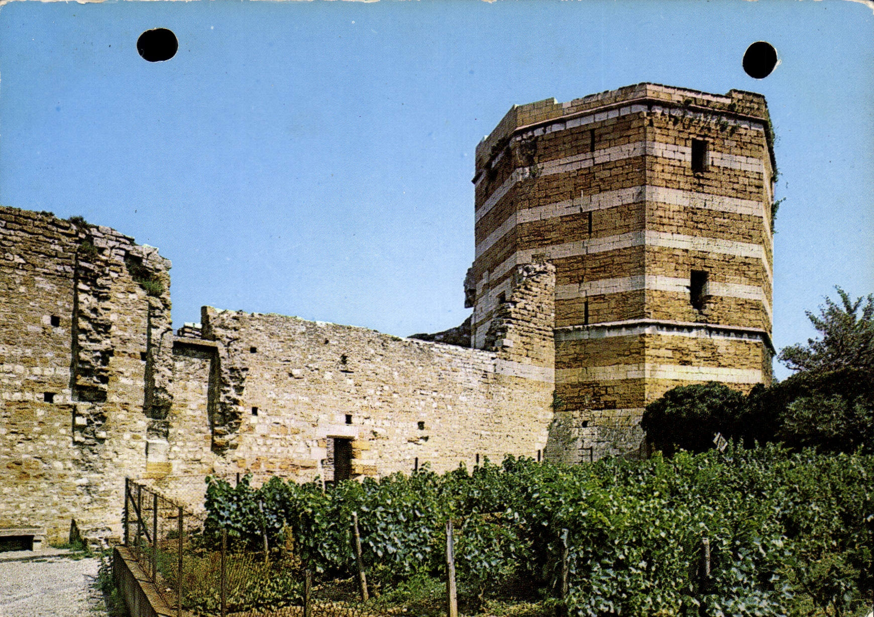CPM Trouvoux Ain Vieille tour de l'ancienne fortresse