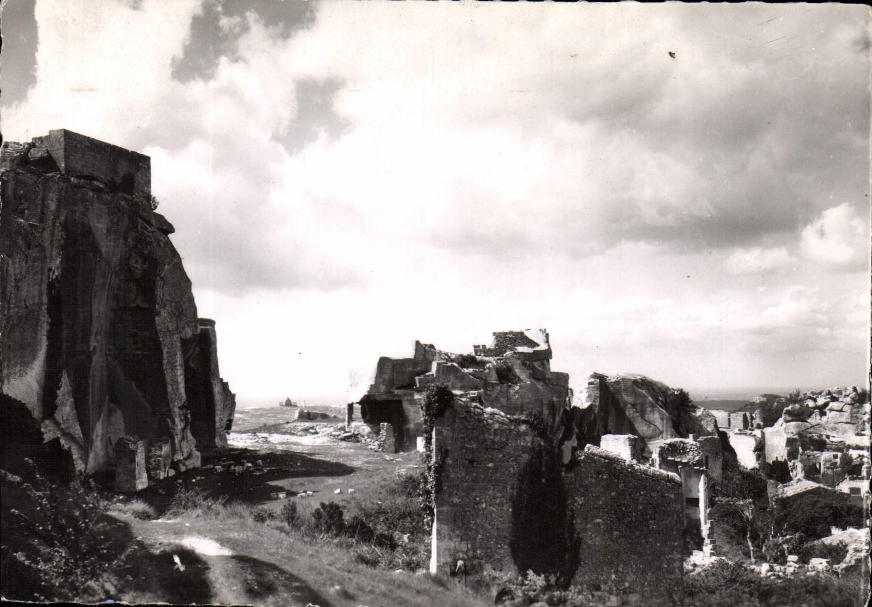 CPM Les Baux Bouches du Rhone Ruines du Chateau feodal a gauche tour Paravelle au centre chapelle St