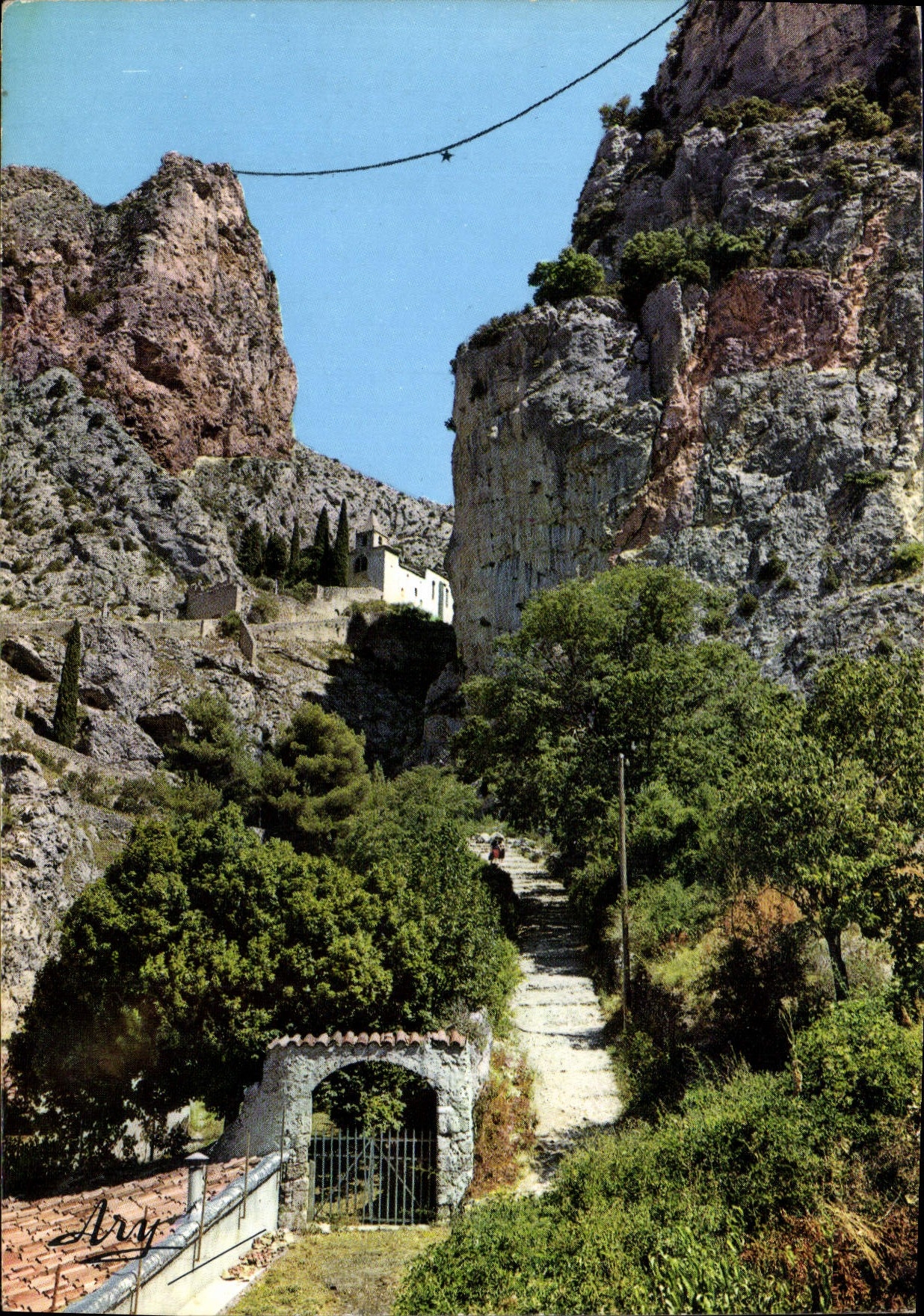 CPM Les Gorges Pittoresque du Verdon Moustiers Ste Marie B A la Montee du Calvaire et la Chapelle de