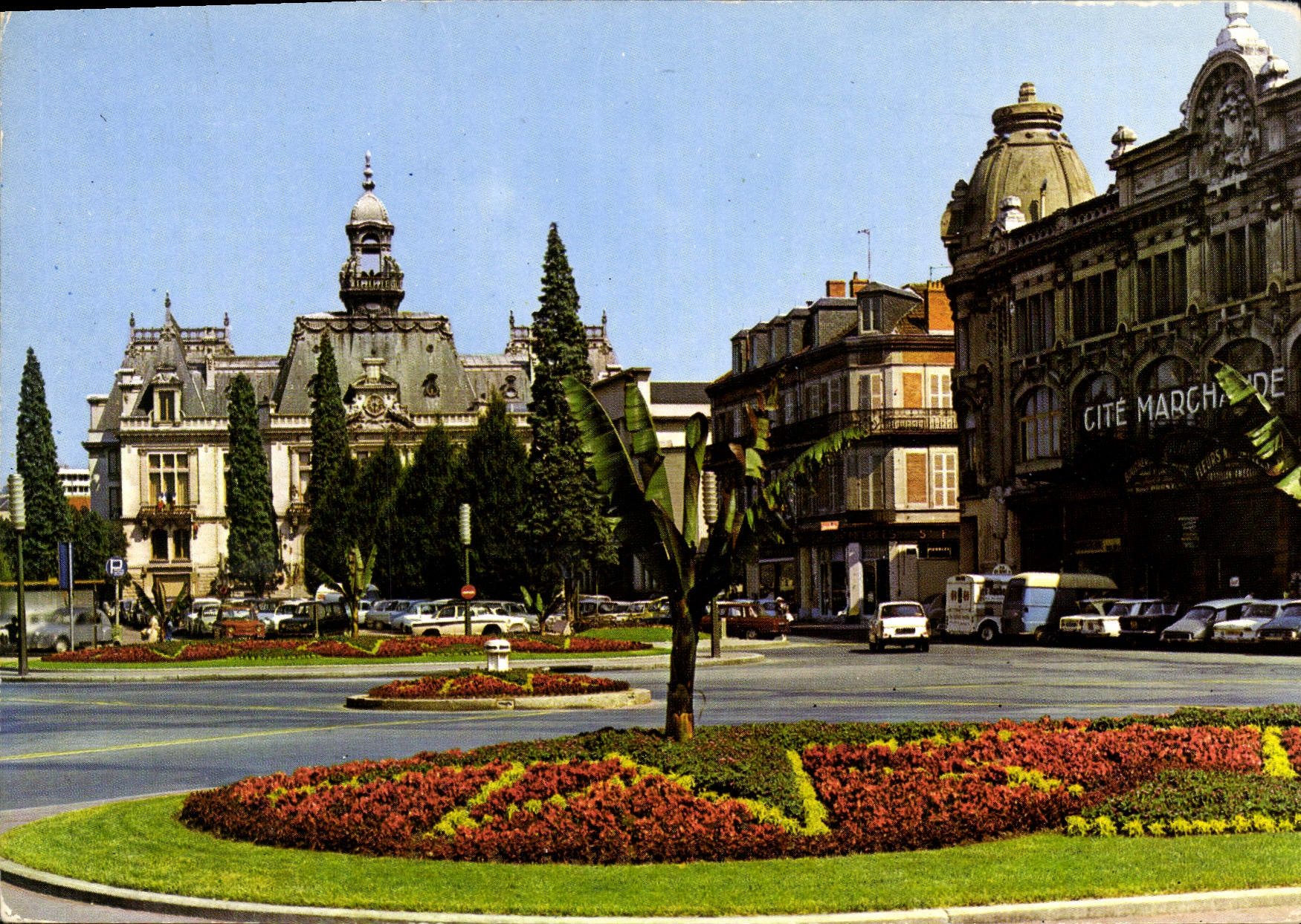 CPM Vichy Hotel de ville et Place de la Poste 