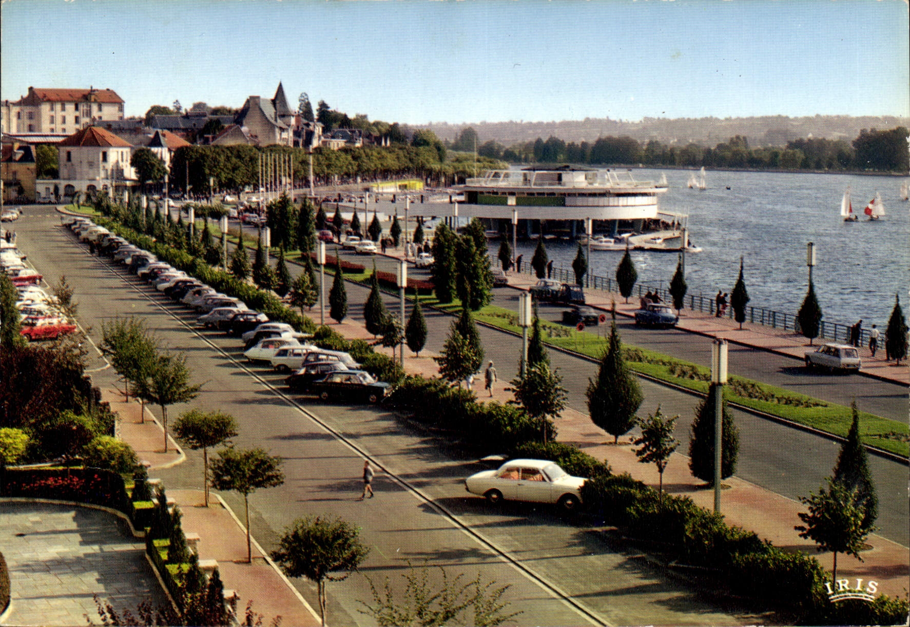 CPM Vichy Allier Station Ideale Sante Vacances Boulevard de Lattre de Tassigny et la Rotonde du Lac 