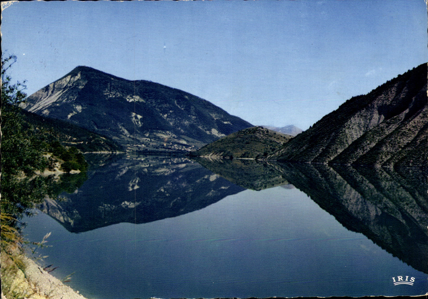 CPM Reflets de Provence le Lac de Castillon B A dans la Vallee du Verdon au loin St Andre les Alpes